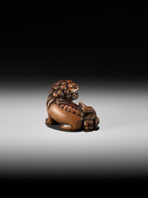 Lot 124 - A FINE TANBA SCHOOL WOOD NETSUKE OF A SHISHI WITH YOUNG