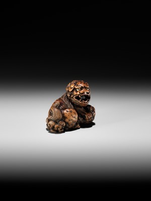 Lot 124 - A FINE TANBA SCHOOL WOOD NETSUKE OF A SHISHI WITH YOUNG