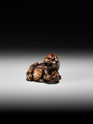 Lot 124 - A FINE TANBA SCHOOL WOOD NETSUKE OF A SHISHI WITH YOUNG