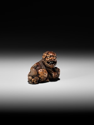 Lot 124 - A FINE TANBA SCHOOL WOOD NETSUKE OF A SHISHI WITH YOUNG