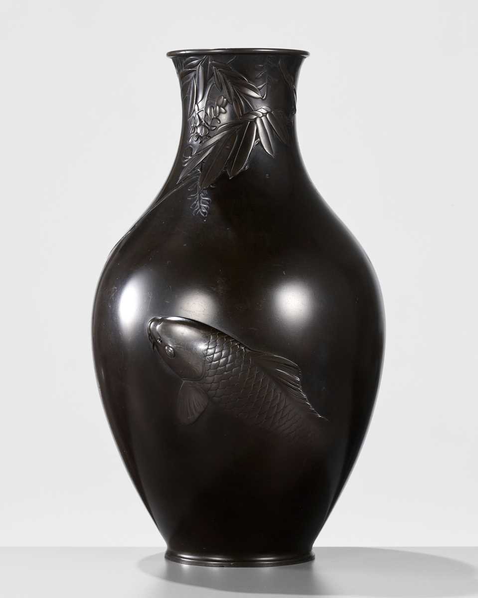 Lot 142 - KANO SEIUN I: A BRONZE VASE DEPICTING A SWIMMING CARP