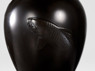 Lot 142 - KANO SEIUN I: A BRONZE VASE DEPICTING A SWIMMING CARP