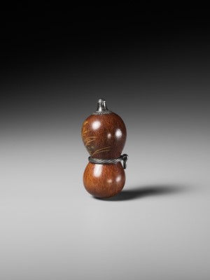 Lot 432 - A FINE AND LARGE LACQUERED GOURD NETSUKE WITH A CHUBBY HARE AMONGST AUTUMN GRASSES