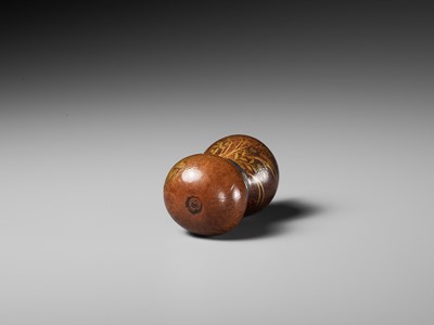 Lot 432 - A FINE AND LARGE LACQUERED GOURD NETSUKE WITH A CHUBBY HARE AMONGST AUTUMN GRASSES