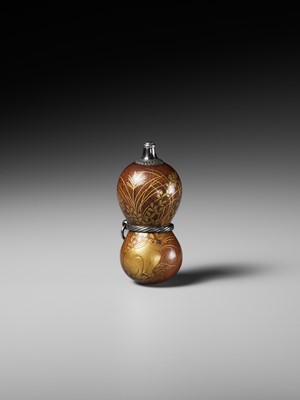 Lot 432 - A FINE AND LARGE LACQUERED GOURD NETSUKE WITH A CHUBBY HARE AMONGST AUTUMN GRASSES