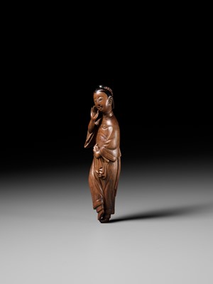 Lot 281 - A SUPERB AND LARGE WOOD NETSUKE OF A CHINESE BEAUTY