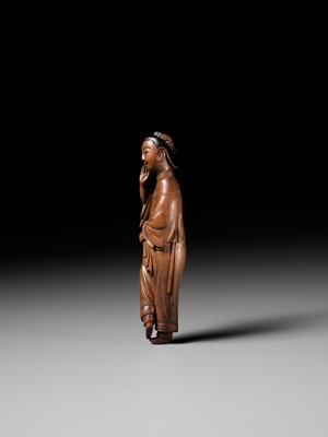 Lot 281 - A SUPERB AND LARGE WOOD NETSUKE OF A CHINESE BEAUTY
