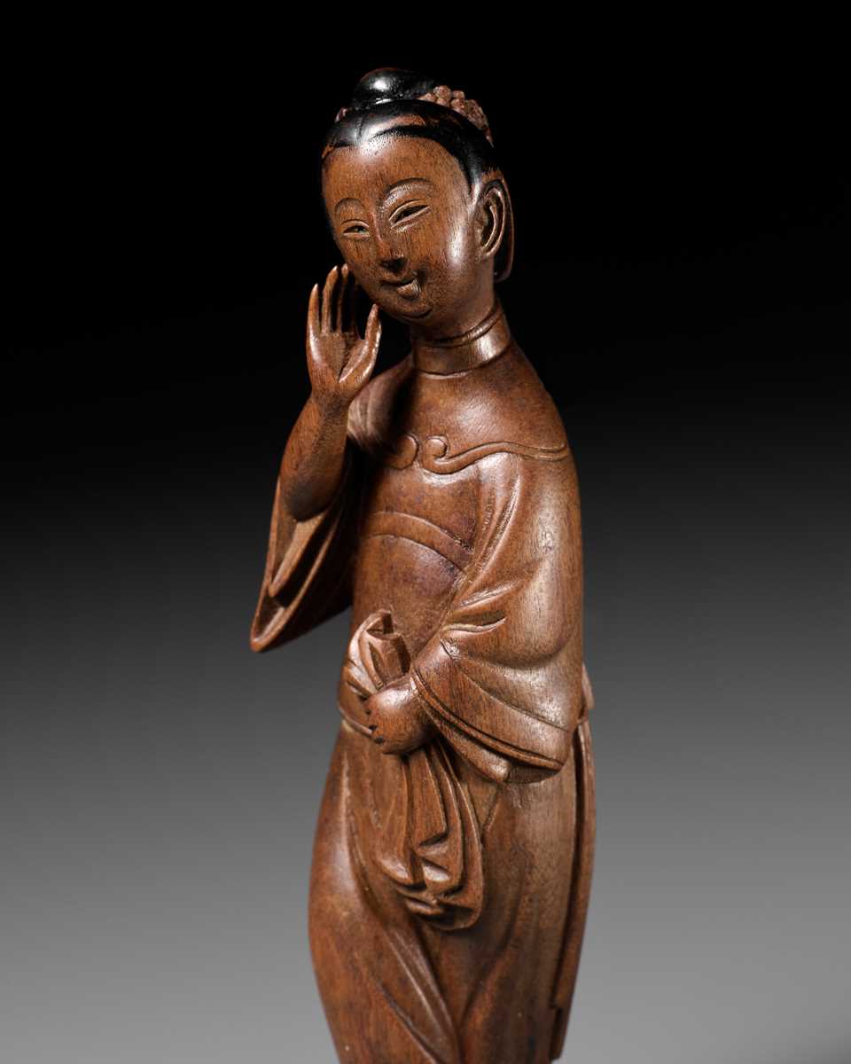 Lot 281 - A SUPERB AND LARGE WOOD NETSUKE OF A CHINESE BEAUTY
