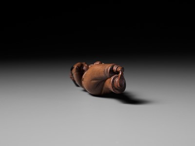 Lot 281 - A SUPERB AND LARGE WOOD NETSUKE OF A CHINESE BEAUTY