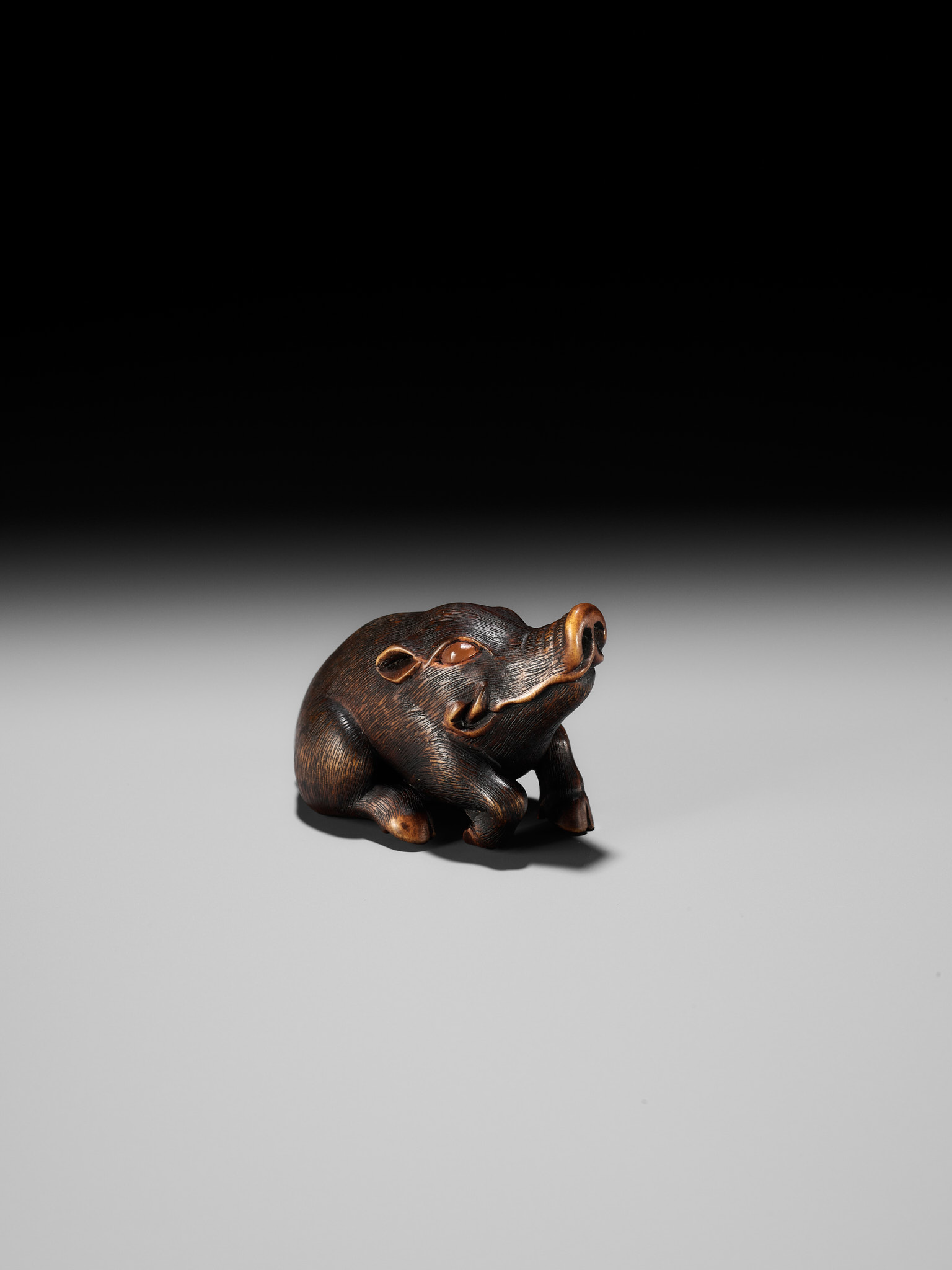 カワウソの根付(netsuke) 正信銘　木製　江戸時代 Lot 92 - MASANAO SHINZAN: A FINE BOXWOOD NETSUKE OF A