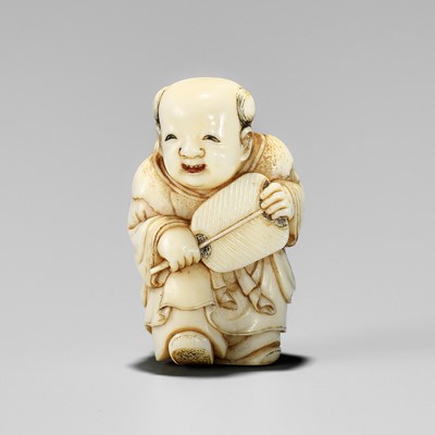 Lot 482 - HOSAI: AN EXQUISITE IVORY NETSUKE OF A KARAKO WITH FAN