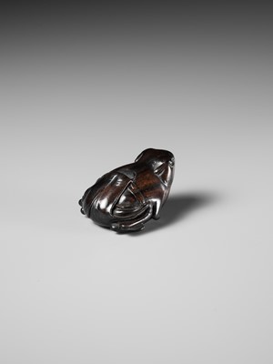 Lot 34 - A RARE DARK WOOD NETSUKE OF A SUMO WRESTLING FROG