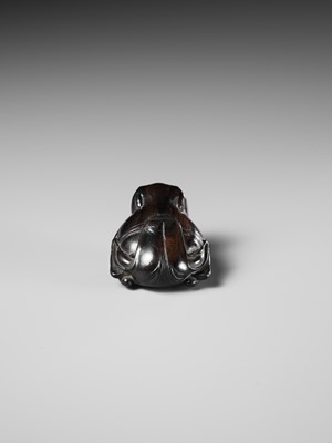 Lot 34 - A RARE DARK WOOD NETSUKE OF A SUMO WRESTLING FROG