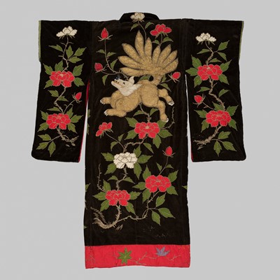 Lot 736 - AN EMBROIDERED KIMONO