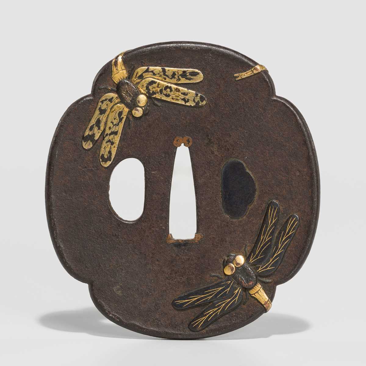 絵画 flk041116 Lot 233 - AN IRON TSUBA DEPICTING DRAGONFLIES