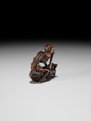 Lot 98 - A FINE WOOD NETSUKE OF A WOLF AND SKELETON, ATTRIBUTED TO SHOKO SUGONOYA