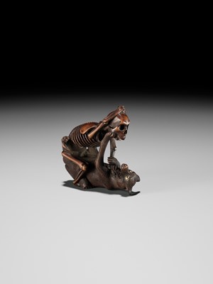 Lot 98 - A FINE WOOD NETSUKE OF A WOLF AND SKELETON, ATTRIBUTED TO SHOKO SUGONOYA