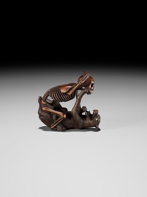 Lot 98 - A FINE WOOD NETSUKE OF A WOLF AND SKELETON, ATTRIBUTED TO SHOKO SUGONOYA