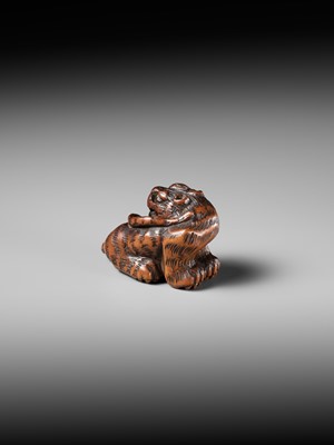 Lot 457 - MINKO: A POWERFUL WOOD NETSUKE OF A TIGER
