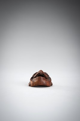Lot 492 - GYOKUSHUN: A WOOD MASK NETSUKE OF A KARASU TENGU