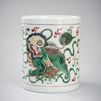 A FAMILLE VERTE ENAMELED PORCELAIN BRUSHPOT, c. 1920s