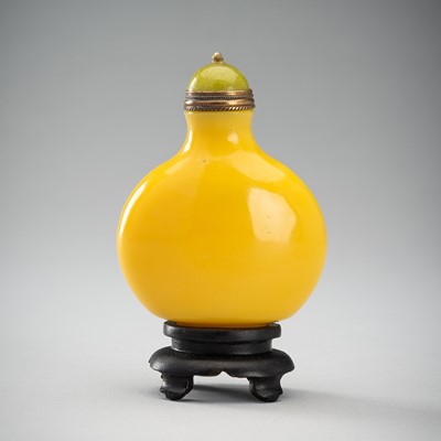 Lot 1805 - A YELLOW GLASS SNUFF BOTTLE, c. 1920s