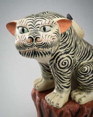 Lot 145 - A KAKIEMON STYLE BISCUIT MODEL OF A TIGER, LATE 19TH CENTURY