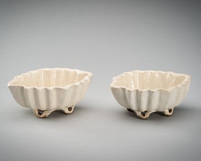 A PAIR OF LOBED PORCELAIN JARDINIERES, QING DYNASTY