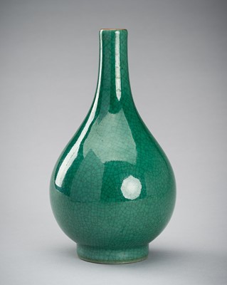 A GREEN GLAZED PORCELAIN BOTTLE VASE, 19th CENTURY