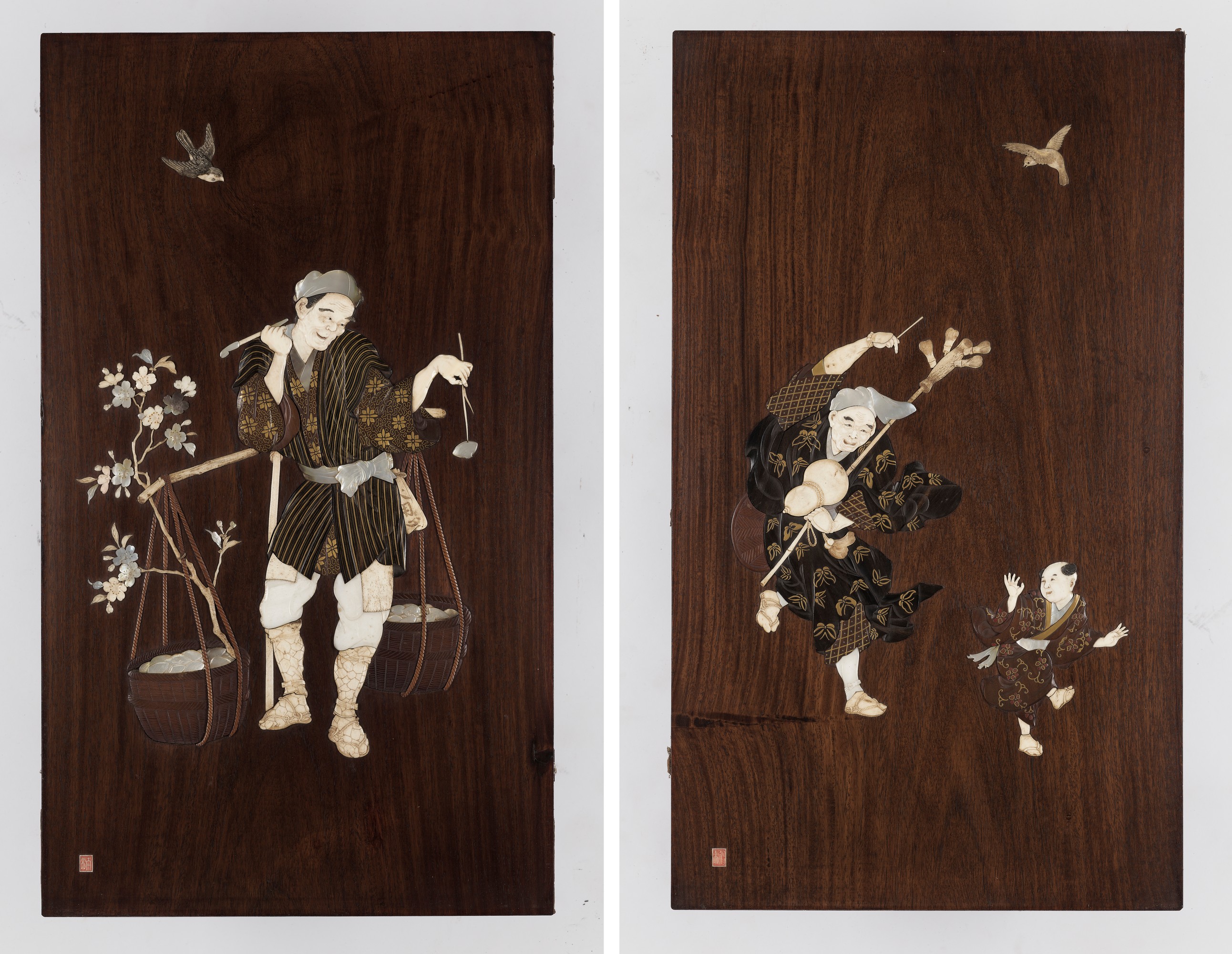 木製　布貼　貝模様　15客 Lot 80 - A PAIR OF LARGE SHIBAYAMA-INLAID WOOD PANELS