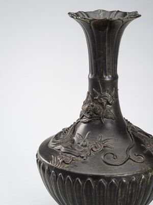 A ‘DRAGON‘ PORCELAIN BOTTLE VASE, REPUBLIC PERIOD