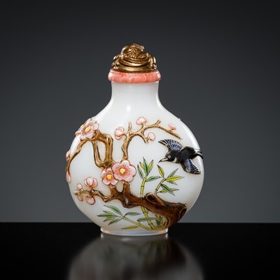 Lot 498 - AN ENAMELED AND CARVED GLASS ‘MAGPIE AND PRUNUS’ SNUFF BOTTLE, REPUBLIC PERIOD