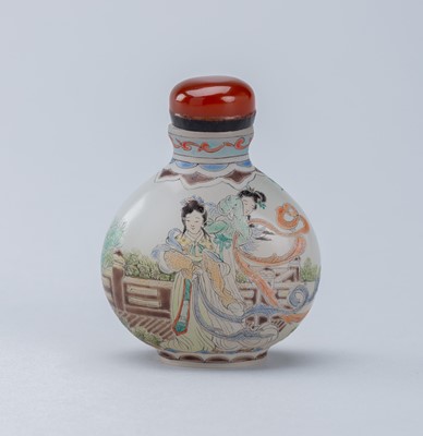 Lot 1813 - AN OPALESCENT GLASS SNUFF BOTTLE WITH FEMALE FIGURES