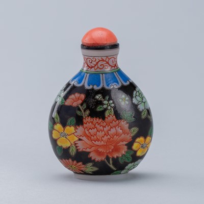 A PAINTED GLASS SNUFF BOTTLE WITH AUSPICIOUS FLOWERS