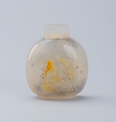 AN AGATE ‘BAT AND LINGZHI’ SNUFF BOTTLE, QING DYNASTY