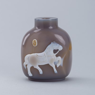 AN AGATE ‘HORSE’ SNUFF BOTTLE, QING DYNASTY