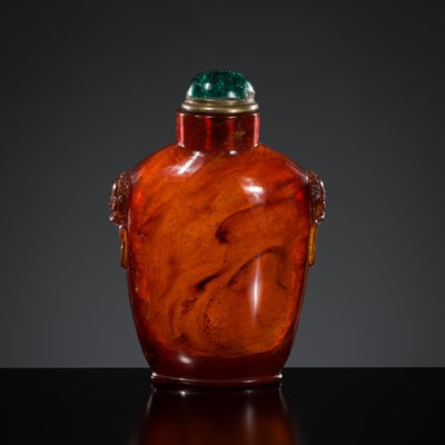 Lot 188 - A VERY LARGE CARVED AMBER SNUFF BOTTLE, QING DYNASTY