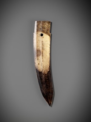 Lot 101 - A FINE JADE HALBERD BLADE, GE, SHANG DYNASTY