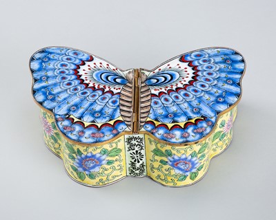 Lot 1680 - A CHARMING CANTON ENAMEL BOX IN THE FORM OF A BUTTERFLY