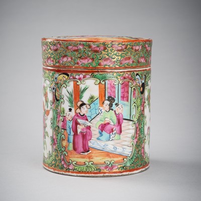 Lot 1927 - A FAMILLE ROSE ‘COURTIERS’ PORCELAIN BOX AND COVER, 19TH CENTURY