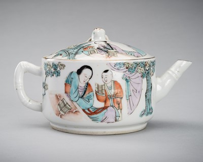 AN ENAMELED ‘LADY AND ATTENDANT’ PORCELAIN TEA POT, LATE QING TO REPUBLIC