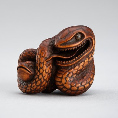 Lot 370 - A SIGNED BOXWOOD NETSUKE OF A SNAKE PREYING ON A FROG