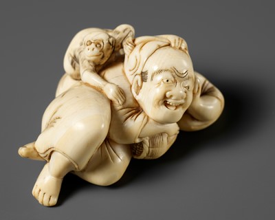 Lot 400 - A HUMOROUS IVORY NETSUKE OF A RECLINING SARUMAWASHI AND MONKEY