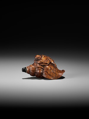 Lot 18 - A WOOD NETSUKE OF BENKEI SLEEPING ON A CONCH (HORAGAI)