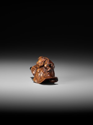 Lot 18 - A WOOD NETSUKE OF BENKEI SLEEPING ON A CONCH (HORAGAI)