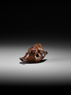 Lot 18 - A WOOD NETSUKE OF BENKEI SLEEPING ON A CONCH (HORAGAI)