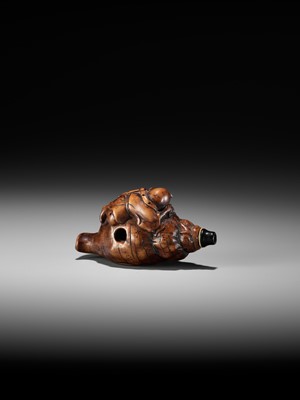 Lot 18 - A WOOD NETSUKE OF BENKEI SLEEPING ON A CONCH (HORAGAI)