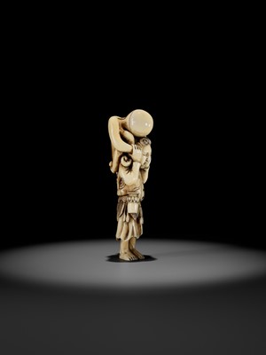 Lot 26 - A RARE IVORY NETSUKE OF A DUTCHMAN WITH AN OCTOPUS