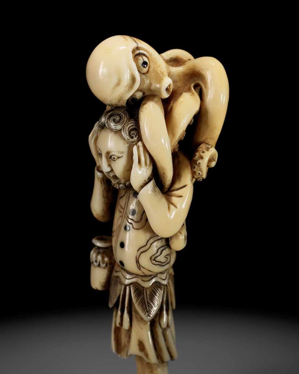 Lot 26 - A RARE IVORY NETSUKE OF A DUTCHMAN WITH AN OCTOPUS