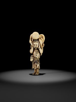 Lot 26 - A RARE IVORY NETSUKE OF A DUTCHMAN WITH AN OCTOPUS